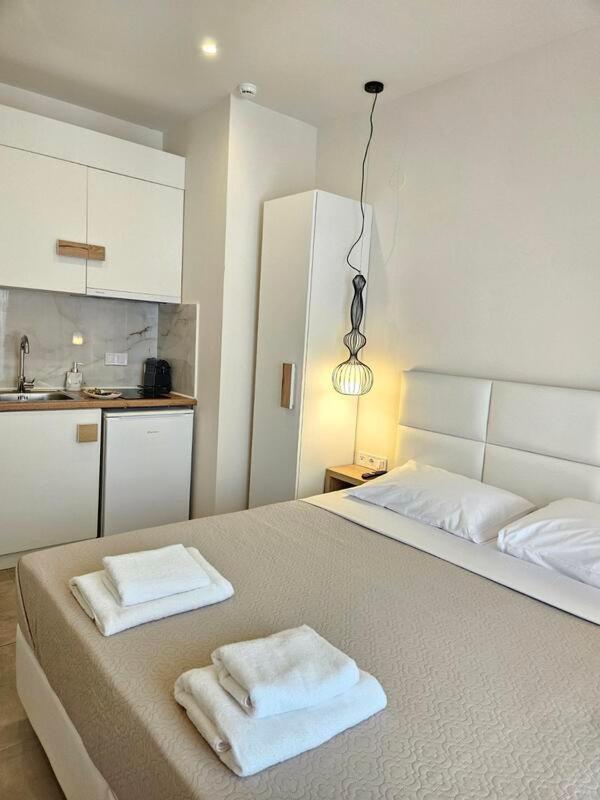 Mystery Suites And Apartments 尼欧波洛伊 外观 照片