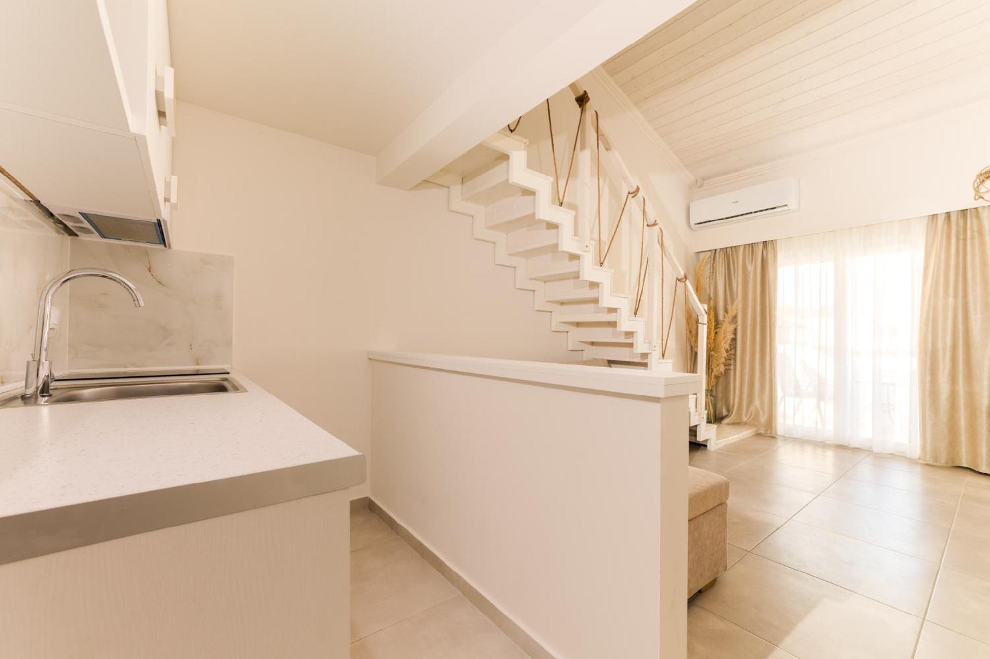Mystery Suites And Apartments 尼欧波洛伊 外观 照片