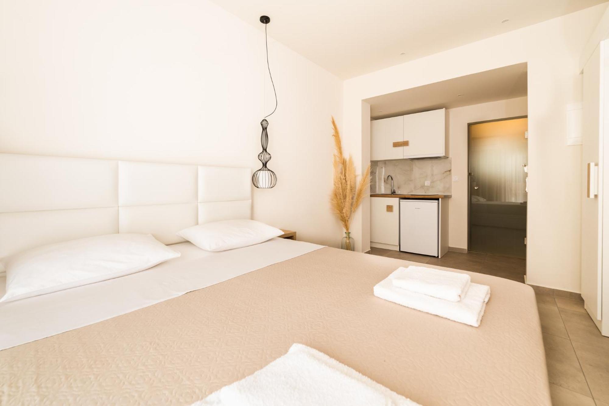 Mystery Suites And Apartments 尼欧波洛伊 外观 照片